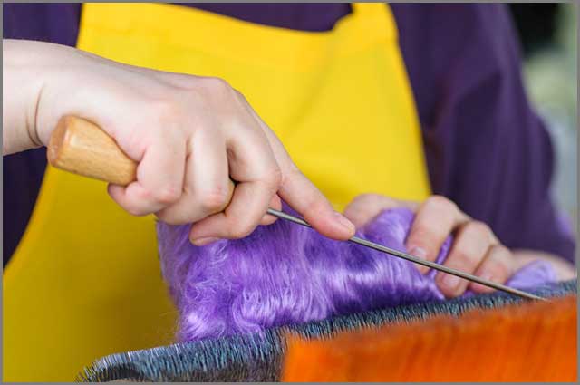 Combing wool in a particular carding machine